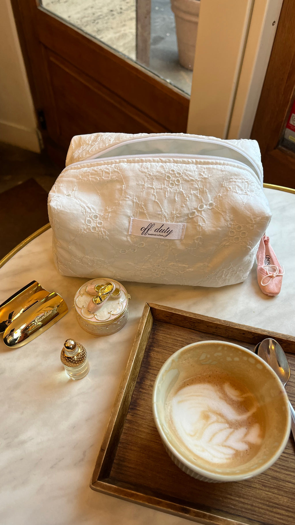 Bolsita blanca con bordado inglés
