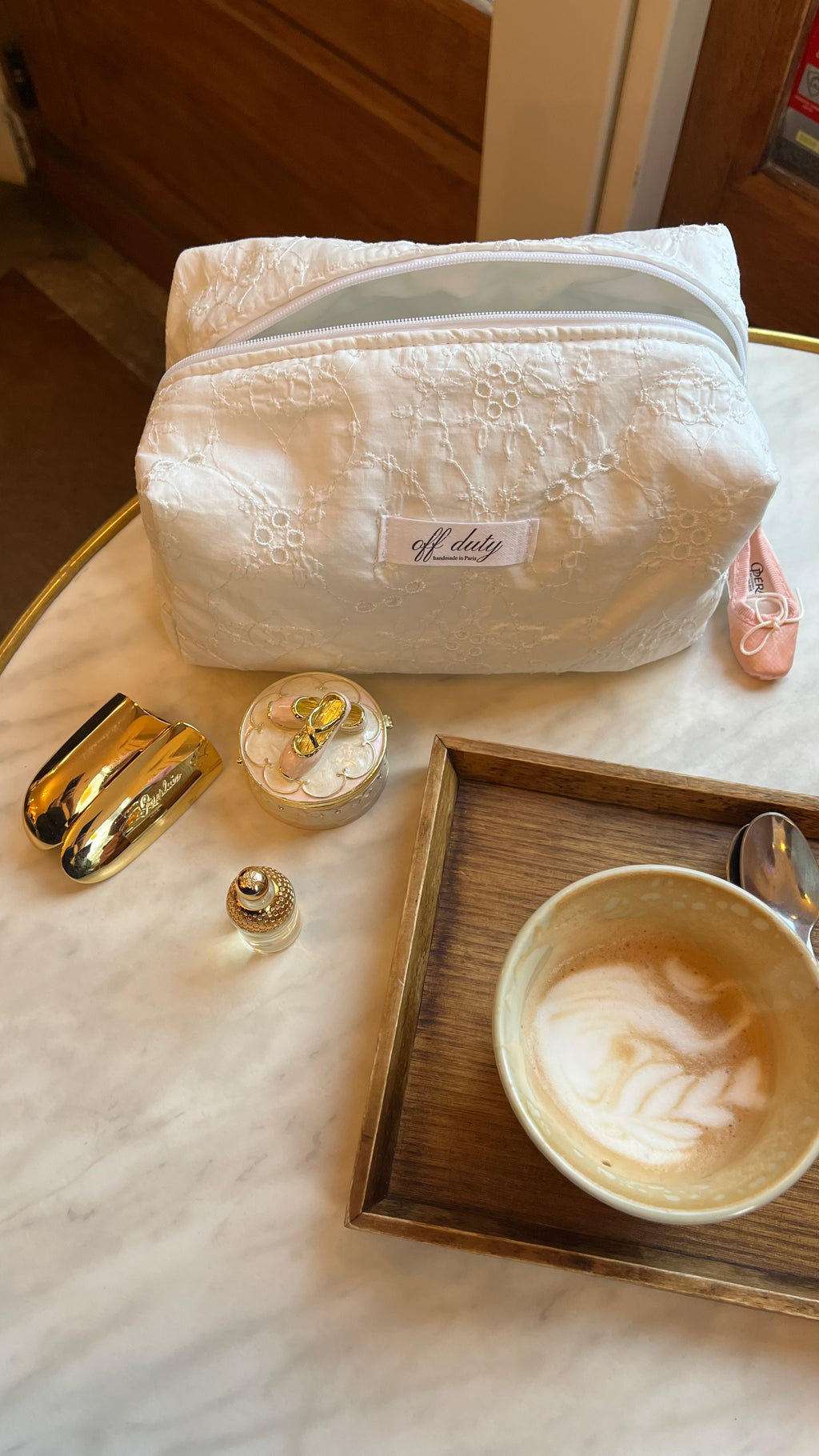 Bolsita blanca con bordado inglés