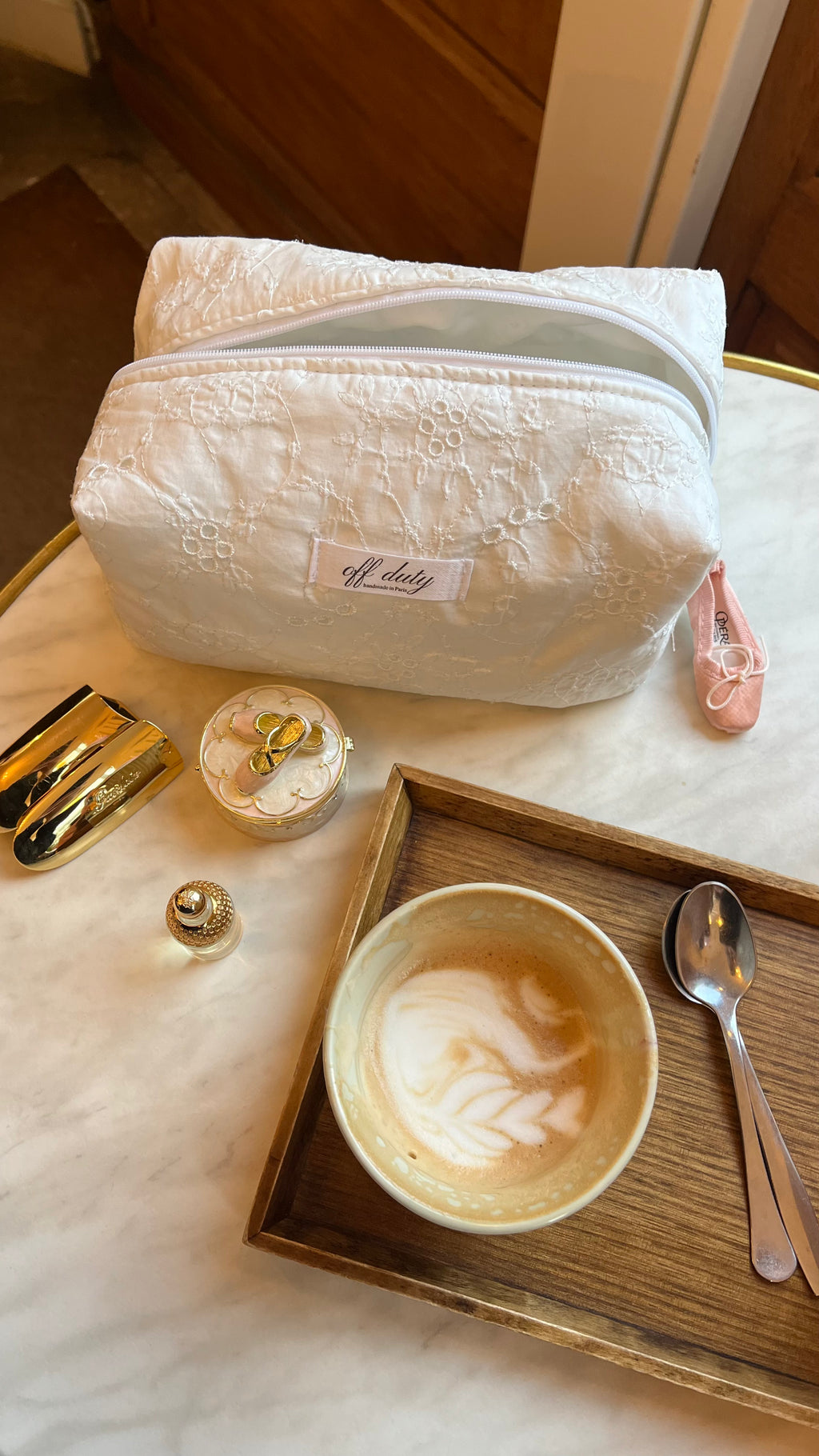 Bolsita blanca con bordado inglés