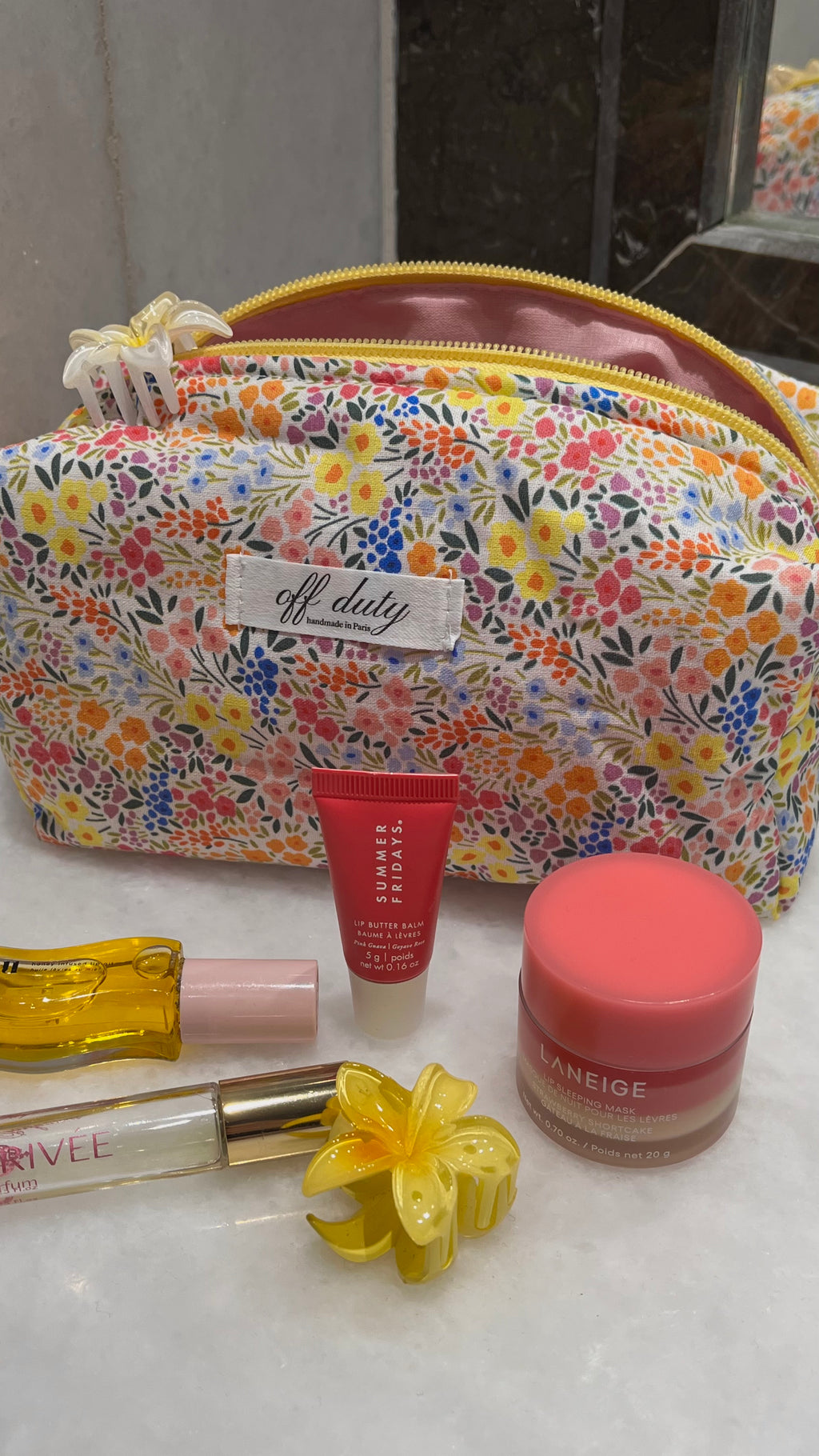 Bolsa con estampado floral amarillo